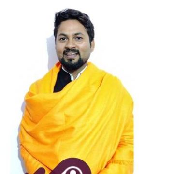 युवा उद्यमी ओम प्रकाश गिरि ने अध्यात्म की राह पर बढ़ाए कदम: मौनी बाबा समाधि स्थल समेत 11 मंदिरों का करा रहे भव्य निर्माण|