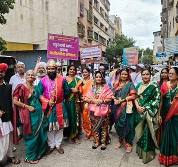 कलाकारांच्या दिंडीत रिपब्लिकन नेत्या तथा निर्माती संघमित्रा ताई गायकवाड यांचा उत्स्फूर्त सहभाग