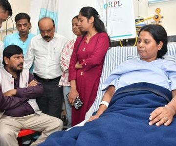 मोशी दुर्घटनेतील जखमींच्या मदतीसाठी धावले केंद्रीय मंत्री रामदास आठवले; संघमित्रा गायकवाड यांनी केले जननेतृत्वाचे कौतुक, महिला सक्षमीकरणासाठी शासनाच्या योजनांचा लाभ देण्याची केली मागणी